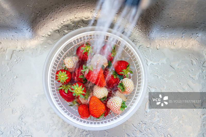 草莓，strawberry，植物界，被子植物门，木兰纲，蔷薇目，蔷薇科，草莓属，洗菜筐里的草莓，清洗图片素材