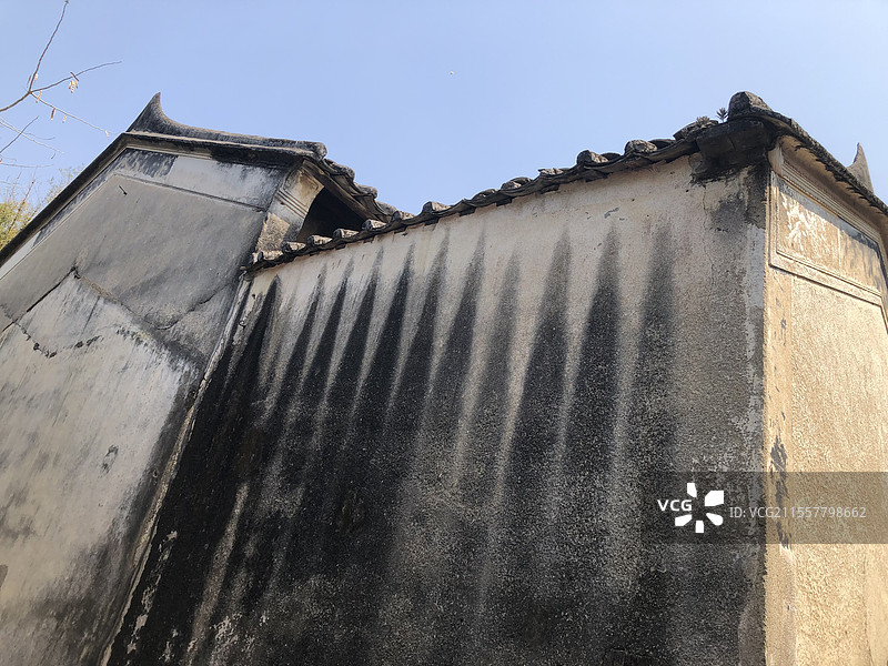 古老的建筑墙壁一侧特写图片素材