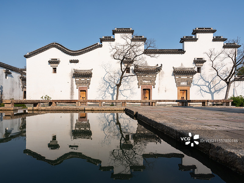 广富林文化遗址公园中的青瓦白墙徽派建筑图片素材