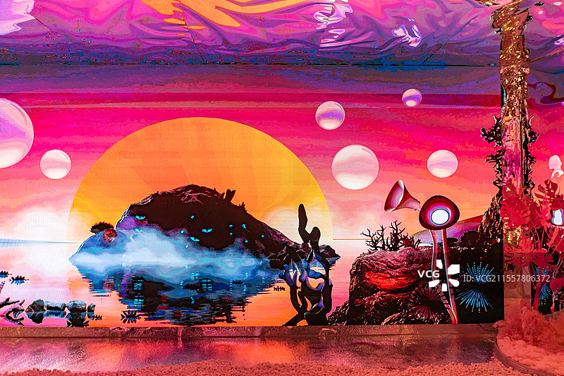 中国山东济南美术馆博物馆双年展和特展，屏幕播放岛屿日出大海气泡泡沙子沙滩自然风光装饰艺术，室内人图像图片素材