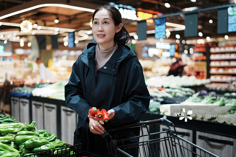 探索现代超市的新鲜农产品图片素材