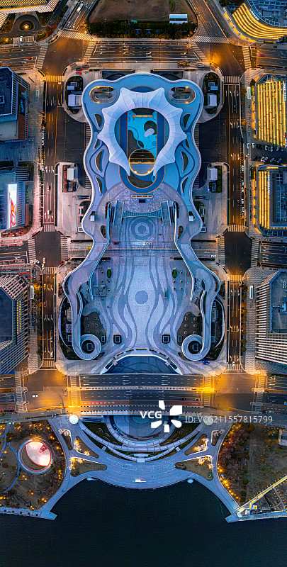 滴水湖地铁站 轨交16号线滴水湖站公交枢纽观景露台 航拍上海临港新城夜景 自贸区临港新片区图片素材