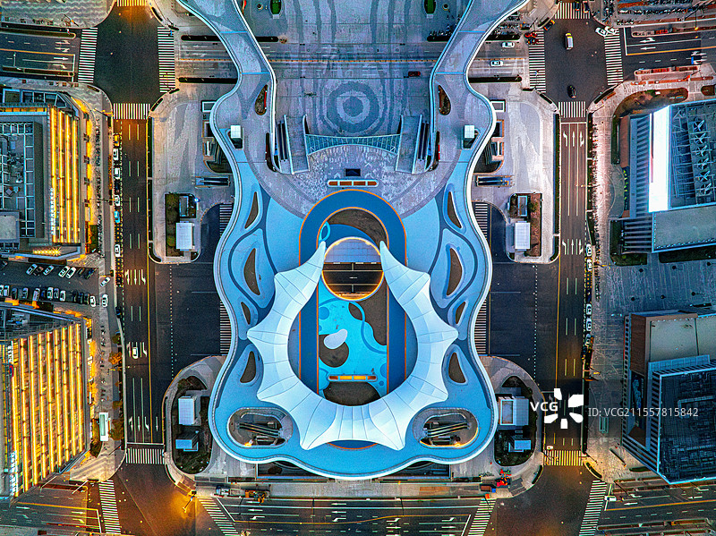 滴水湖地铁站 轨交16号线滴水湖站公交枢纽观景露台 航拍上海临港新城夜景 自贸区临港新片区图片素材