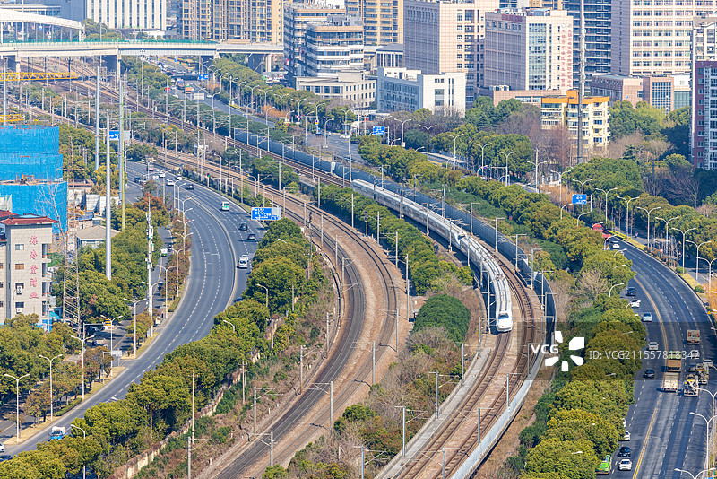 江苏省无锡市城际高铁沪宁铁路线高铁行驶画面图片素材