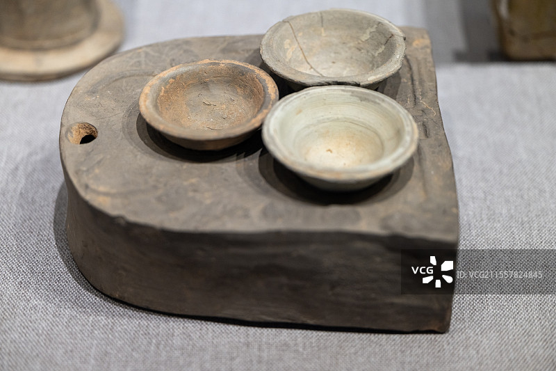 内蒙古博物院展-内蒙古河套文化博物院藏-巴彦淖尔市磴口县沙金套海汉墓出土-汉-陶灶图片素材