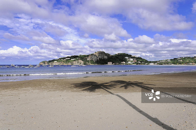 尼加拉瓜圣胡安德尔苏尔，宽阔的沙滩，棕榈树的阴影，背景中的岩石 formations，中美洲，中美洲图片素材