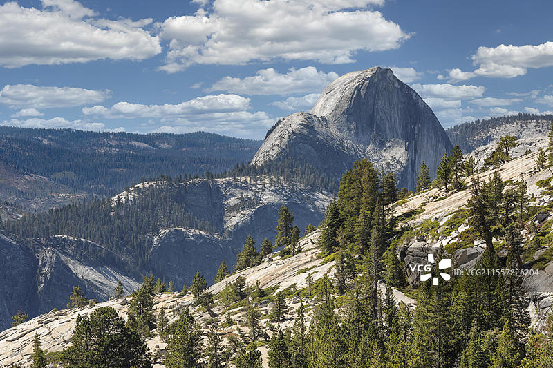 从奥姆斯特德点俯瞰半圆顶，优胜美地国家公园，加利福尼亚州，美国，北美图片素材