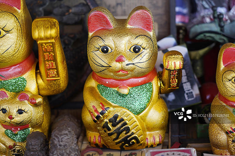 重庆，重庆省，纪念品，摊位，长江，金色招财猫，形状像挥手猫的日本幸运符，长江，重庆，重庆省，中国，亚洲图片素材