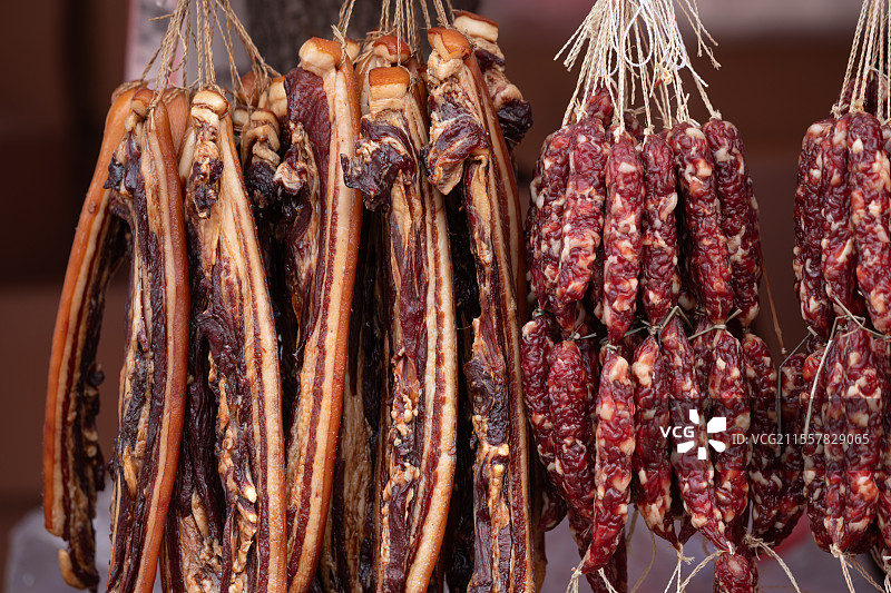 摊位上悬挂的腊肉特写图片素材