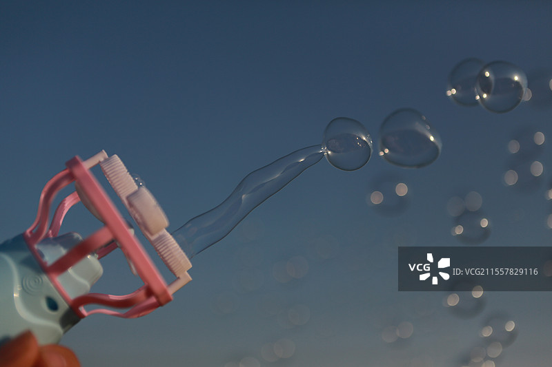 泡泡机打泡泡图片素材