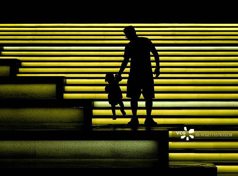 上海龙美艺术馆扫街父女剪影图片素材