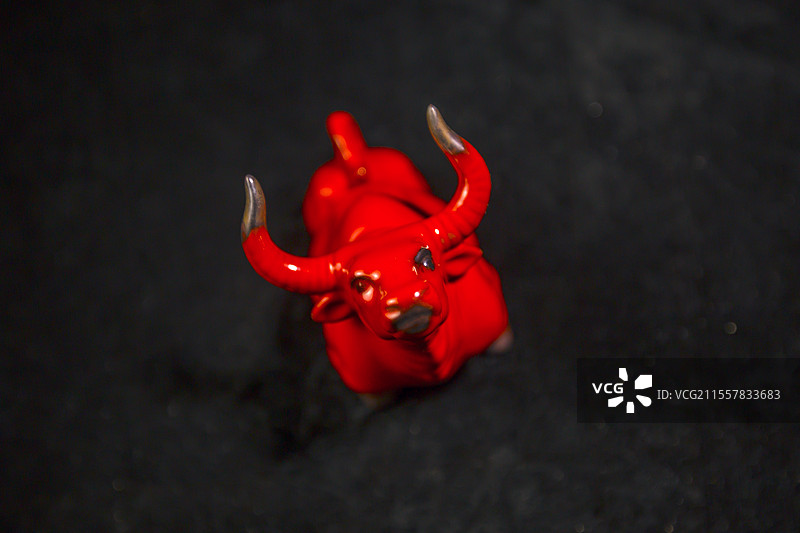 黑色的背景和红色的牛图片素材