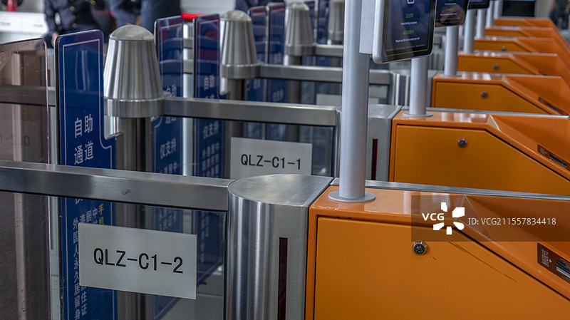 高铁站的自助检票通道图片素材