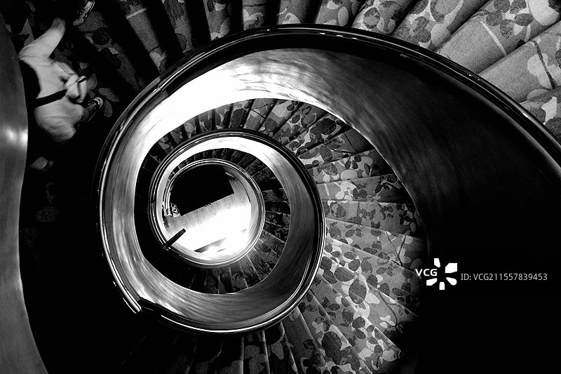 螺旋梯俯视高对比黑白图片素材