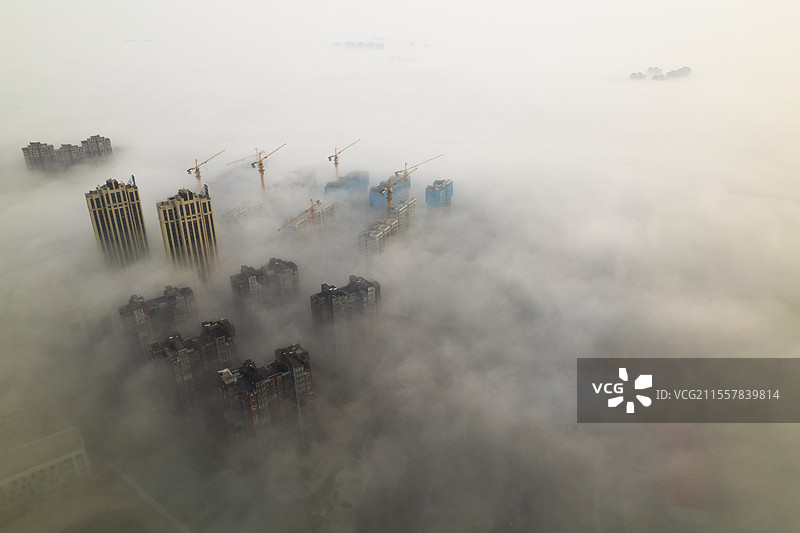 雨雾中的楼房图片素材