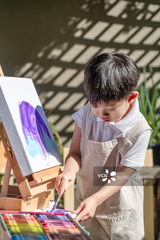 兴趣小男孩在庭院了学画画特写图片素材