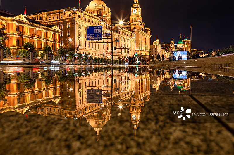 上海城市风光地标建筑外滩万国建筑群夜景图片素材