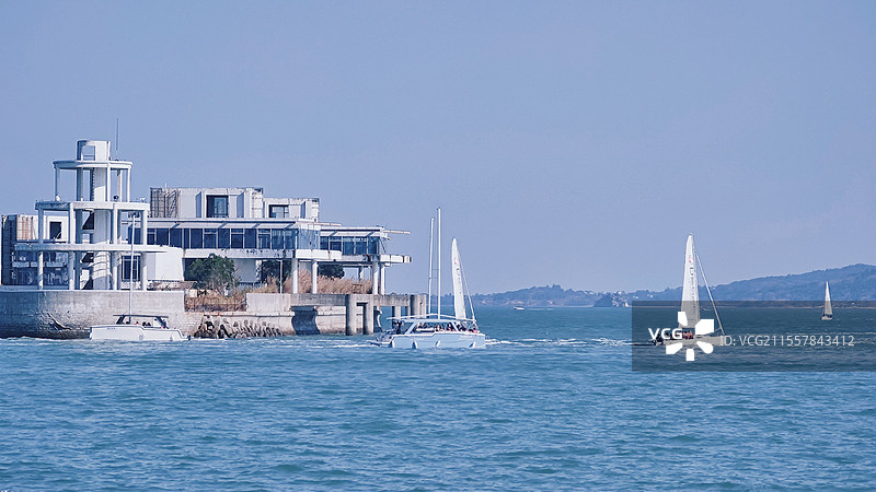 冬日晴天厦门会展中心的蓝色海面与船图片素材