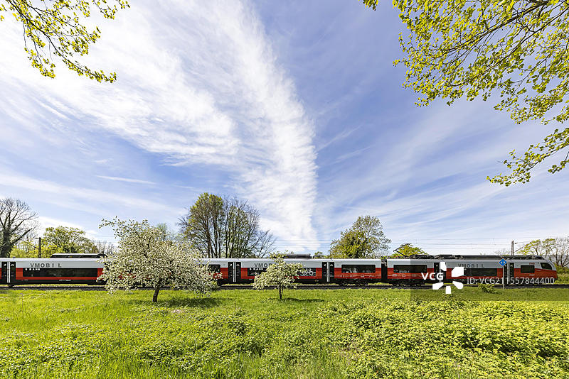 西门子Desiro ML地方列车，奥地利Vorarlberg OeBB地方运输车队在边界行驶，此处靠近德国巴伐利亚的博登湖林道。图片素材