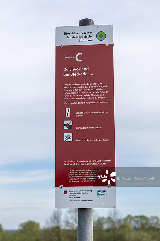 信息标志，信息牌，位于德国下萨克森州布莱克德附近的埃尔布塔劳地区，欧洲图片素材
