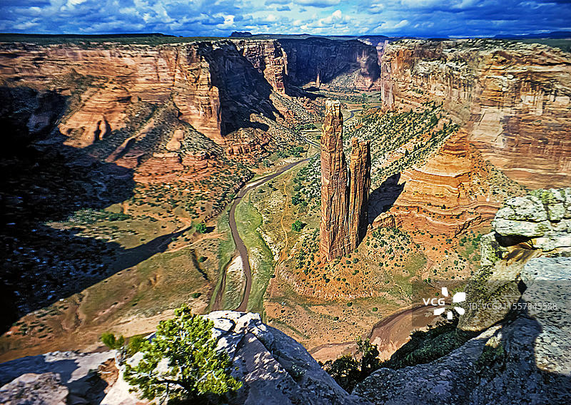 蜘蛛岩，两座约240米高的岩针，是美国亚利桑那州东北部纳瓦霍国家的切利峡谷国家纪念碑的地标。最近的城镇是钦利。科罗拉多高原，亚利桑那州，美国，北美。图片素材