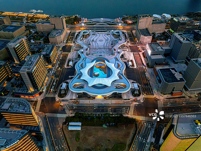 滴水湖地铁站 轨交16号线滴水湖站公交枢纽观景露台 航拍上海临港新城夜景 自贸区临港新片区图片素材