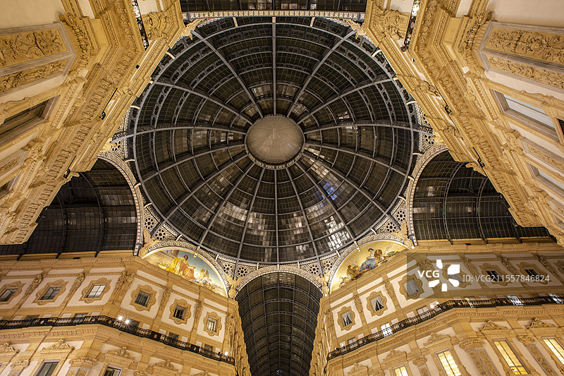 意大利米兰的维多利奥·埃玛努埃尔二世长廊的穹顶景观图片素材