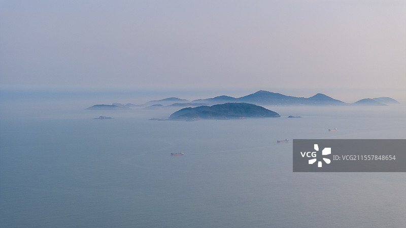 无人机视角，遥望海上马祖岛图片素材