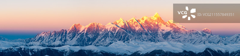 西藏林芝南迦巴瓦峰日照金山航拍全景风光图片素材