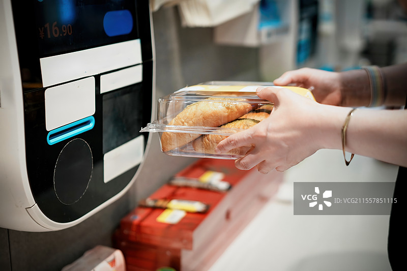 现代便利：自动售货机扫描快速服务体验图片素材