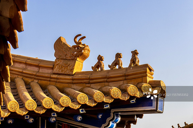 江苏无锡影视基地“水浒城”宋皇宫屋顶上的神兽图片素材