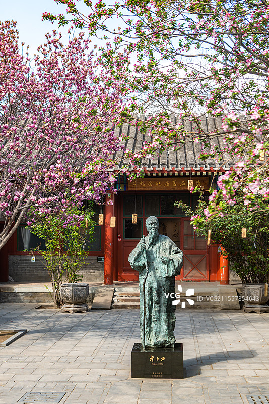 北京齐白石旧居纪念馆春天玉兰花海棠花开了图片素材