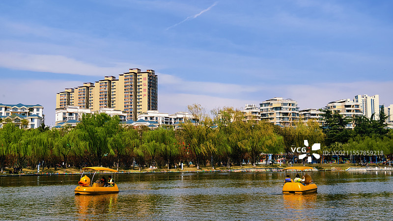 金雁湖公园阳光明媚的日子，和朋友们一起在湖上划船，享受这难得的宁静与美好，是一件非常惬意的事情。图片素材