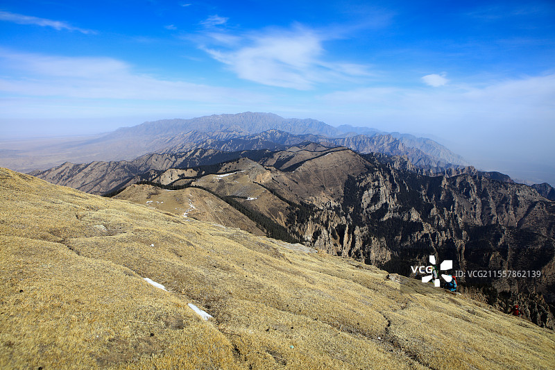 登顶贺兰山巴彦笋布尔峰：巴峰属于贺兰山脉第三高峰。登顶巴峰北望，整个贺兰山群山连绵，雄浑壮阔图片素材