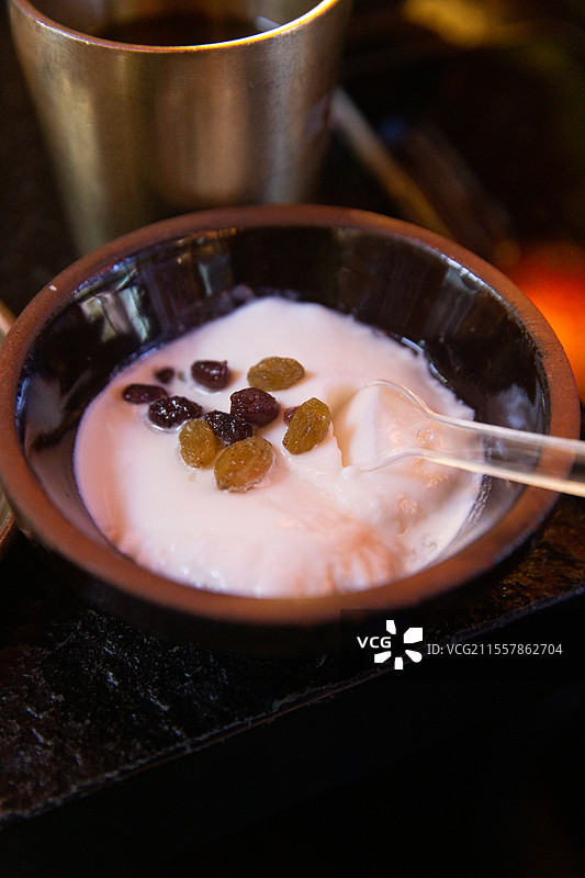 饭后甜品葡萄干酸奶图片素材