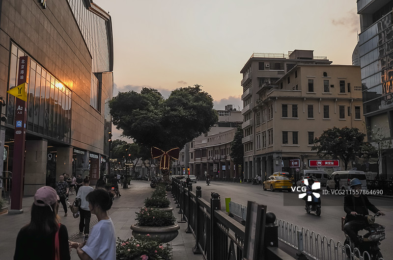 中国广东广州北京路步行街街拍，爱心树，城市建筑与道路。图片素材