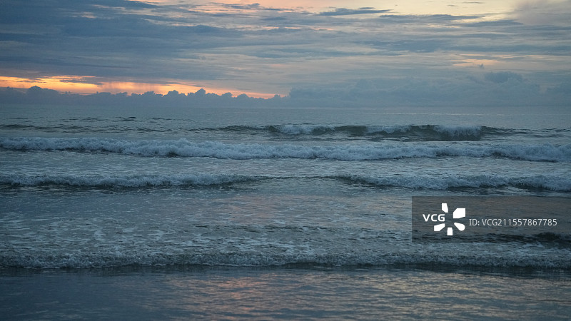马来西亚亚庇日落下的天空和沙滩图片素材