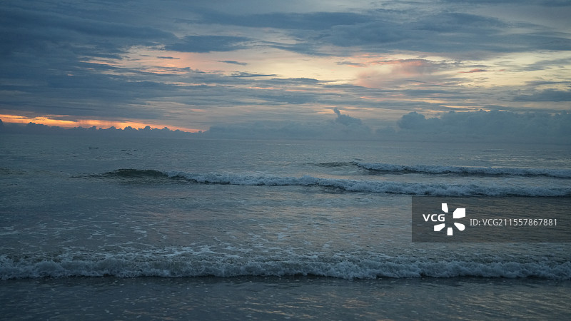 马来西亚亚庇日落下的天空和沙滩图片素材