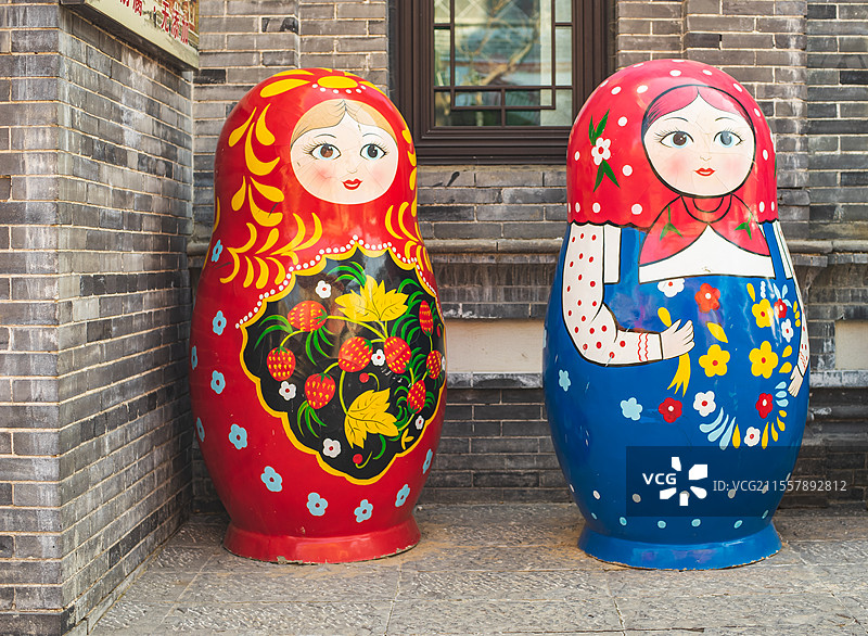 中国儿童玩具拍摄主题，两个俄罗斯套娃雕塑雕像，户外白昼无人图像摄影图片素材
