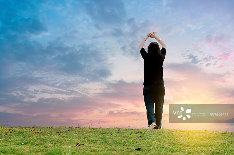 一个人在大自然中享受宁静的日落图片素材