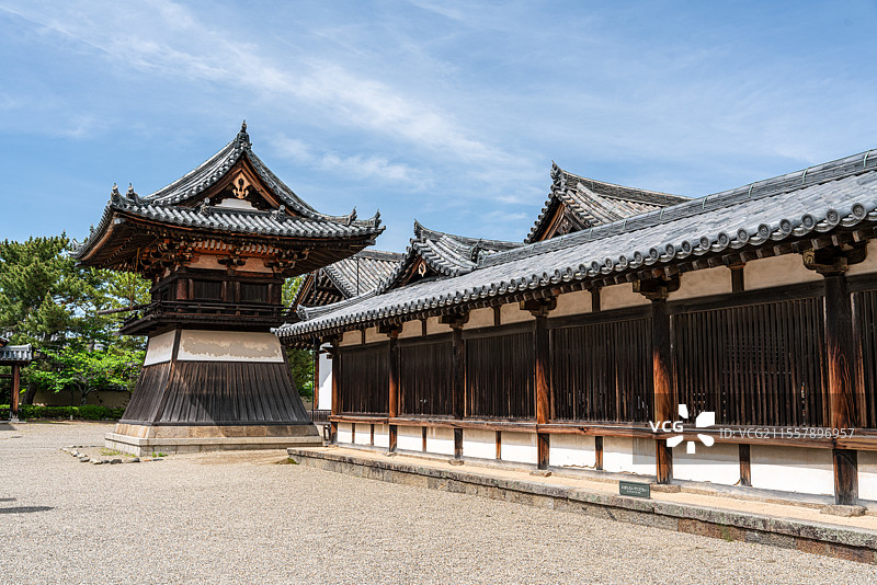 日本奈良斑鸠町世界文化遗产飞鸟时代著名佛教木构寺庙法隆寺东院镰仓时代的钟楼图片素材