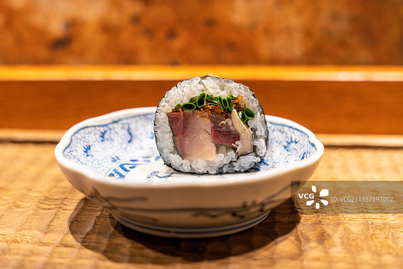 日本京都高端居酒屋米其林必比登推荐餐厅的和食料理内的海鲜寿司图片素材