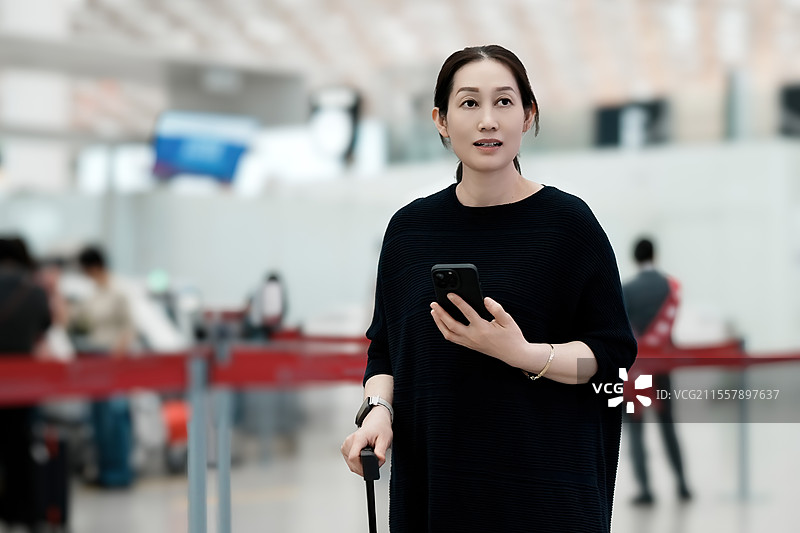 机场旅客携带智能手机和行李准备探索图片素材