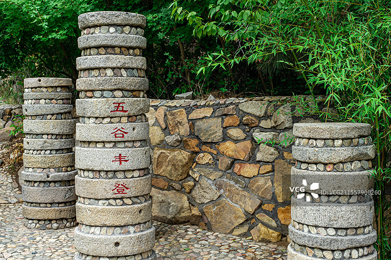 中国山东省泰安泰山汉东御道风景区，堆砌的五谷丰登传统农业工具石磨 石槽碾，户外白昼无人图像摄影图片素材