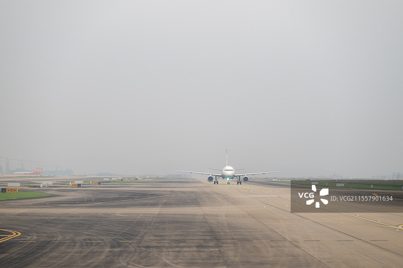 一架飞机降落在机场图片素材