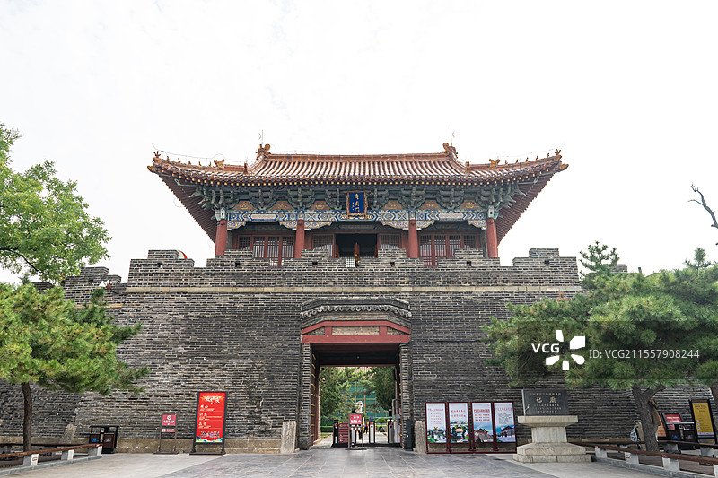 中国非都市风光拍摄主题，山东省泰安市国内著名景点岱庙行宫，北高大的厚载城门城楼，户外白昼无人图像摄影图片素材