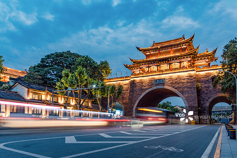 武汉市 铁门关夜景 城市古建筑地标图片素材