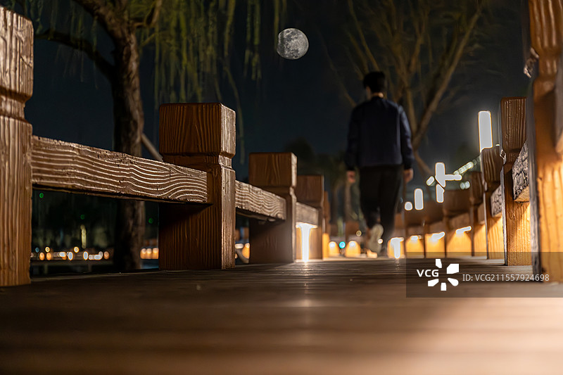 月夜漫步图片素材