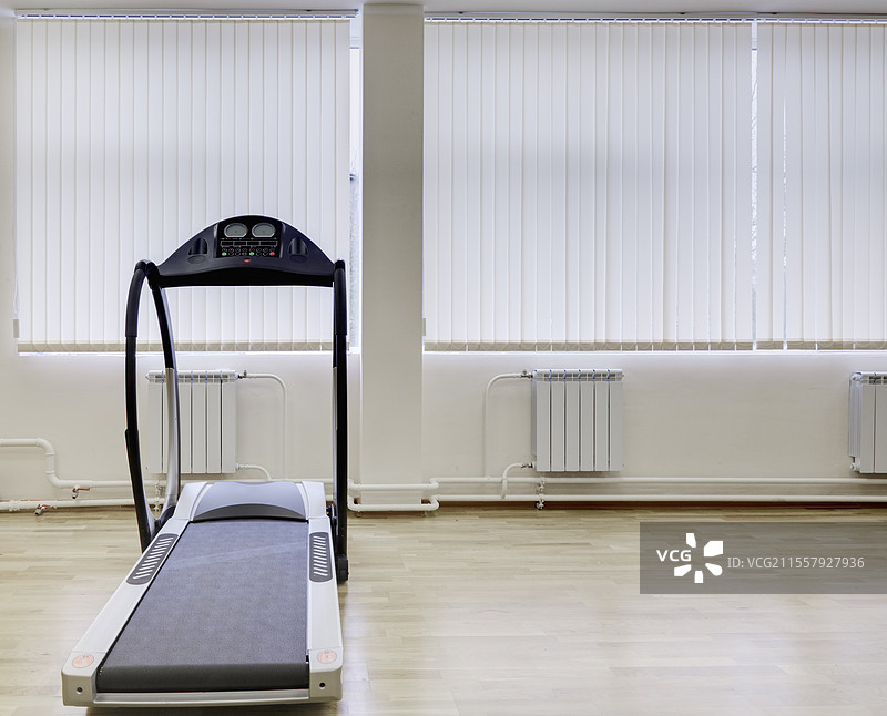 健身房里的跑步机。图片素材