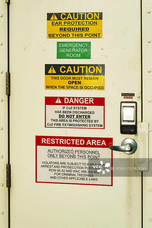 美国，金斯顿到埃德蒙兹的“斯波坎”渡轮在普吉特海湾，一扇贴满重要标志的门。图片素材